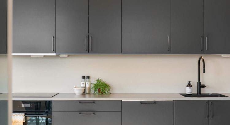 Köksluckor till Ikeas Metod-system finns i många material och ytbehandlingar, och priset styrs av fler faktorer än utseendet.